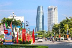 Trang trí hoa và điện chiếu sáng chào mừng Quốc khánh và Đại hội Đảng bộ thành phố lần thứ XXIII