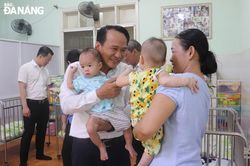 Lãnh đạo thành phố thăm, tặng quà nhân ngày Quốc tế thiếu nhi