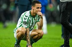 Antony húc đầu đối thủ rồi bật khóc khi Betis thua Chelsea ở chung kết Conference League
