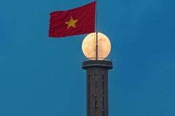 Kỳ diệu khoảnh khắc Mặt Trăng 'neo' đỉnh cột cờ Lũng Cú
