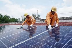 Điện mặt trời mái nhà khu công nghiệp: Vì sao khó phát triển?