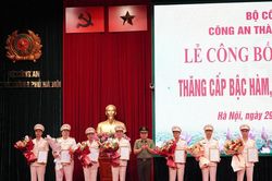 5.645 cán bộ Công an Hà Nội được thăng cấp bậc hàm, nâng lương