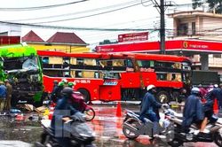 Cabin xe đầu kéo và xe khách biến dạng sau va chạm ở Bình Dương