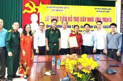 Trao 100 triệu đồng hỗ trợ xây dựng nhà tình nghĩa tại Tân Kỳ và Kỳ Sơn