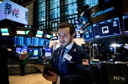 Dow Jones lao dốc hơn 200 điểm; Dầu quay đầu tăng giá