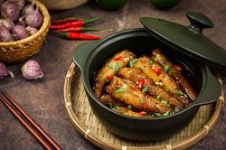 Vì sao cá kho hai lửa ngon hơn nấu một lần?