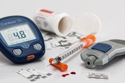 Người bệnh đái tháo đường cần làm gì để tránh hạ đường huyết quá mức khi dùng thuốc?