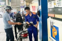 Giá xăng tăng nhẹ, giá dầu giảm, RON95 lên 19.565 đ/lít
