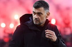 AC Milan sa thải HLV Sergio Conceicao