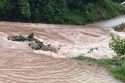 Nghệ An: Nam thanh niên bị lũ cuốn trong đêm