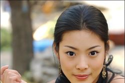 Nữ người mẫu nổi tiếng Hàn Quốc nay sa cơ, phải đi làm phục vụ quán ăn