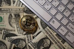 Bitcoin giảm về 106.000 USD do áp lực chốt lời