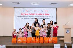 'Sóng chữa lành' trao tặng 2 tỷ đồng hỗ trợ bệnh nhi tại Bệnh viện Trung ương Huế
