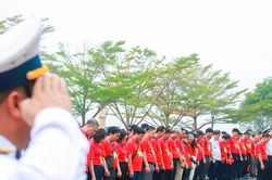 Hình ảnh 100 nhà báo của Hội Nhà báo Việt Nam dâng hương tại Tượng đài anh hùng liệt sĩ Đoàn tàu không số