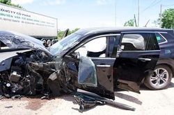 Xe ô tô con 'đối đầu' xe đầu kéo trên đường tránh thành phố Đồng Hới