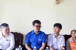 Trao học bổng cho nam sinh nghèo vượt khó vươn lên