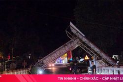 Xe tải kéo sập cổng chào ở Vũ Quang