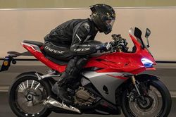 QJMotor SRK 500 RA trình làng - Xe thể thao thông minh tự học thói quen chủ xe!
