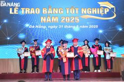 Trường Đại học Sư phạm Kỹ thuật trao bằng tốt nghiệp cho gần 500 sinh viên