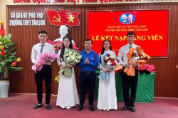 Chú trọng phát triển Đảng trong học sinh