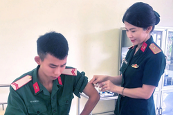 Nữ quân y tận tụy, sáng tạo