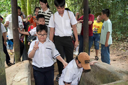 Thiếu nhi trải nghiệm tại Khu di tích lịch sử địa đạo Củ Chi