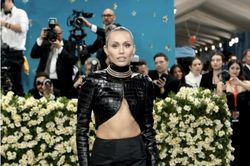 Miley Cyrus tiết lộ bệnh hiếm, gặp khó khăn khi biểu diễn