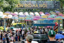 Vườn bách thú Hà Nội đông nghịt người trong ngày Quốc tế Thiếu nhi