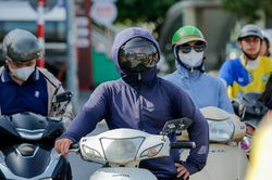 Người dân Hà Nội 'trùm kín' chống chọi nắng nóng ngày đầu hè