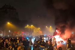 Những cảnh tượng hỗn loạn và bạo lực trong lễ ăn mừng vô địch Champions League của PSG