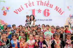Phu nhân Tổng Bí thư Tô Lâm thăm, tặng quà học sinh vùng cao Điện Biên
