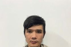 Thật giở trò gian trước cổng chùa