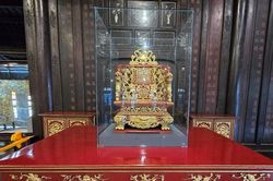 Ba ngai vua thời Nguyễn ở Huế được lắp đặt lồng kính bảo vệ