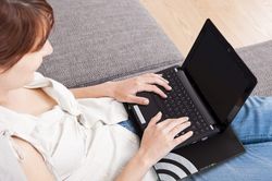 Tại sao bạn không nên đặt laptop lên đùi khi sử dụng?