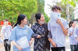 Các thí sinh hoàn thành ngày thi đầu tiên Kỳ thi tuyển sinh lớp 10 THPT năm học 2025-2026
