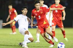 HLV Kim Sang Sik trao cơ hội 'vàng' cho Minh Khoa
