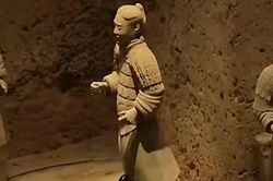 Du khách phá tượng đất nung tại lăng mộ Tần Thủy Hoàng gây sốc