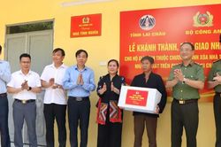 Bước chân của lực lượng Công an nhân dân đi qua mỗi miền đất để lại cho đồng bào những ngôi nhà '3 cứng'