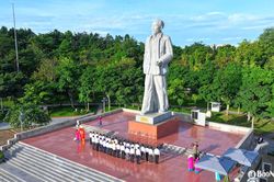 Lớp bồi dưỡng Công chức ngạch Chuyên viên Cao cấp tỉnh Nghệ An dâng hoa tưởng niệm Chủ tịch Hồ Chí Minh