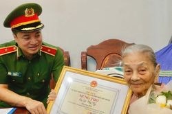 Công an TP HCM thăm, chúc thọ người cao tuổi