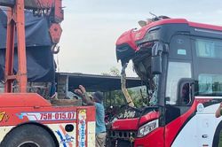 Xe khách bất ngờ tông vào ô tô tải đang lùi, 6 người thương vong