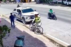 Hỏng xe đạp trên đường, nam sinh được CSGT đưa đến điểm thi kịp thời
