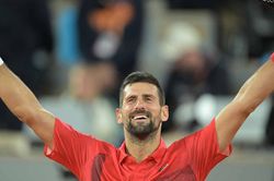 Ngược dòng hạ Zverev, Djokovic đối đầu Sinner ở bán kết Roland Garros 2025