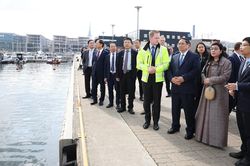 Hình ảnh Thủ tướng Phạm Minh Chính tham quan cảng Tallinna Sadam