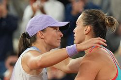 Thua một set trắng, Iga Swiatek trở thành cựu vô địch Roland Garros