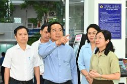 Chủ tịch UBND TPHCM thị sát hệ thống tiếp nhận và trả hồ sơ tự động 24/7 tại quận 6