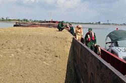 Cảnh sát phối hợp bắt giữ phương tiện chở cát không nguồn gốc