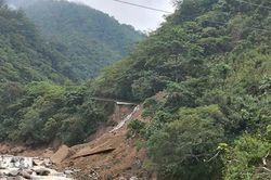 Nghệ An: Mưa lớn gây sạt lở nghiêm trọng trên Quốc lộ 16
