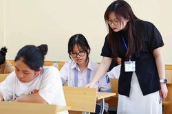 9h hôm nay (6/6), thí sinh Hà Nội làm thủ tục dự thi vào lớp 10