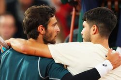Ngược dòng trước Musetti nhờ bản lĩnh và may mắn, Alcaraz lọt vào chung kết Roland Garros 2025